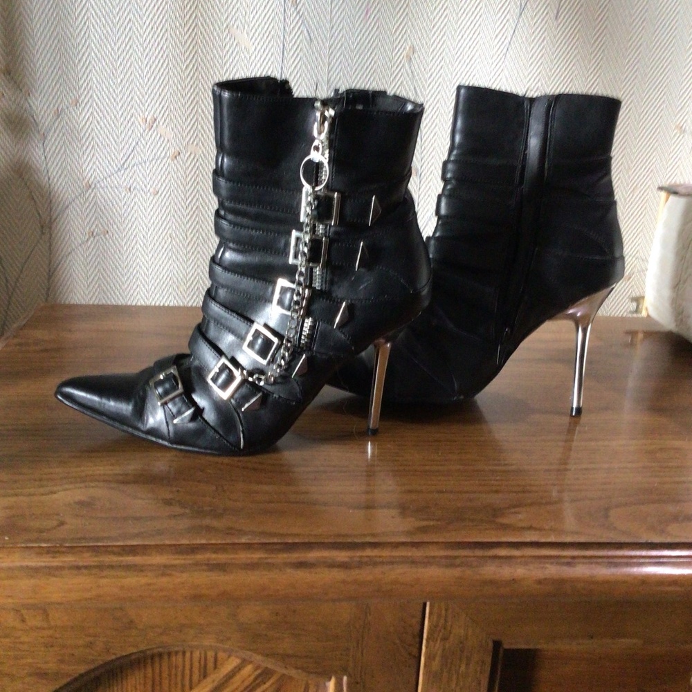 Never worn size 6 ankle boots black